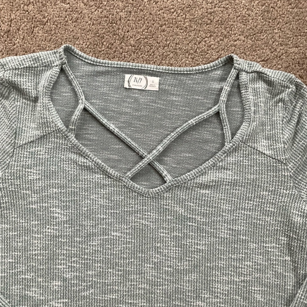 Maurice’s 24/7 criss cross long bell sleeve green top size S - Picture 4 of 7